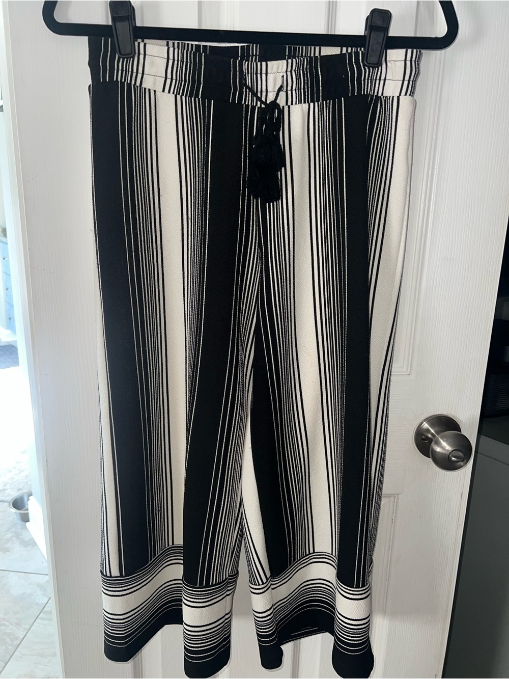 Derek Heart Black and White Striped Wide-Leg capri pants